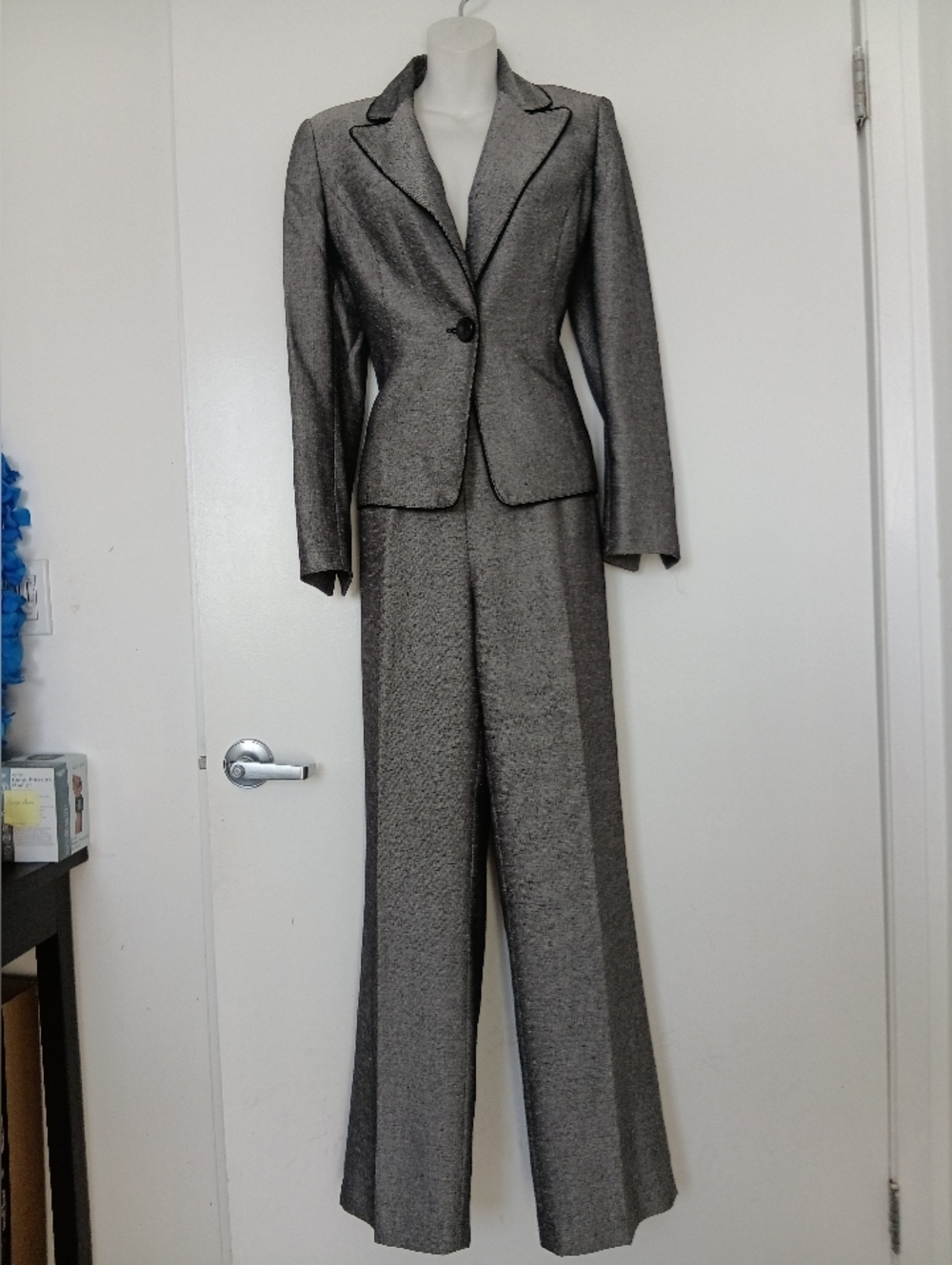 Le Suit Gray Tailored Blazer & Straight-Leg Pants
